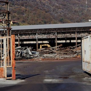 Cadono uno dopo l'altro i vecchi capannoni della Sisma