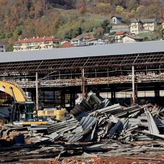 Foto: la demolizione in corso dei capannoni della Sisma