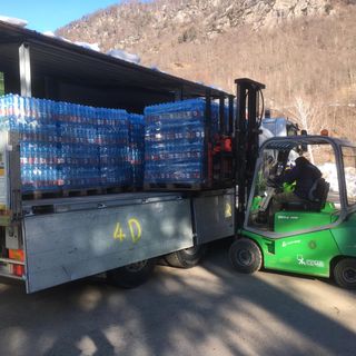 Dalle Fonti Vigezzo bancali di acqua minerale per le famiglie bisognose di Verbania FOTO