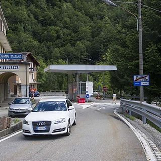 Nuova ordinanza del ministro Speranza sugli arrivi dall'estero: resta la deroga per i frontalieri