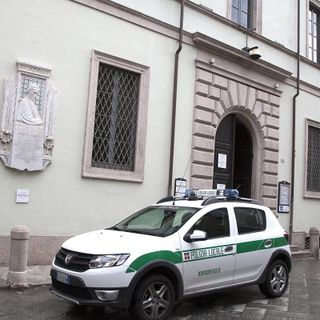 Cane lasciato al sole su un balcone a Domodossola