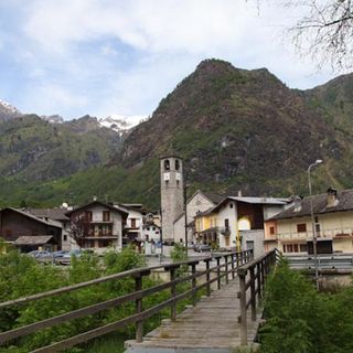 Antrona saluta il nuovo anno con una fiaccolata per le vie del paese