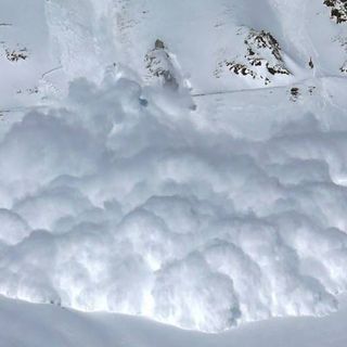 Vento e neve fresca: rischio valanghe marcato nelle zone di confine montane