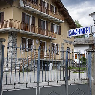 Sassi e colla nella serratura di una casa in Valle Vigezzo, sporta denuncia ai Carabinieri