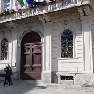 Luminarie e addobbi natalizi passano dall'Azienda Farmacia Comunale al Comune