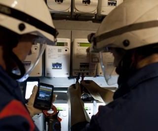 By passa un contatore chiuso per morosità e 'ruba' energia per 4500 euro, denunciata una 46enne