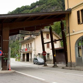 Sequestrati al confine una viola contraffatta e 7 orologi di pregio