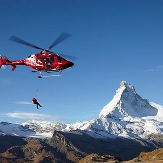 Cade per 50 metri in Canton Vallese, grave un alpinista di 31 anni