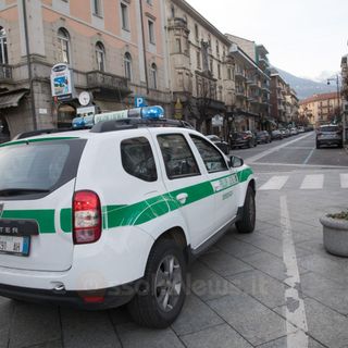 Parcheggia in uno stallo per disabili: multa da 330 euro, rimozione dell'auto e decurtazione di 2 punti sulla patente
