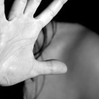 Un 45enne di Pieve denunciato per maltrattamenti in famiglia. La ex compagna subiva violenze anche di fronte alle figlie minori