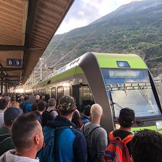 Treni dei frontalieri sovraffollati, Pizzi chiede più corse a Bls