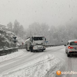 Nevicate in arrivo, la polizia cantonale: &quot;Controlli dal confine su gomme invernali e catene&quot;