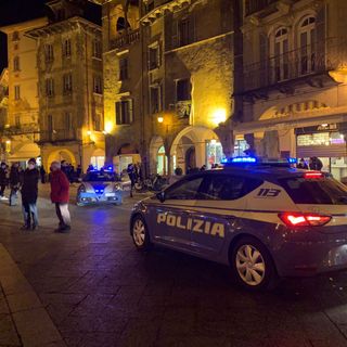 Nella rissa tra minorenni spunta un coltello, ragazzino ferito al collo in centro a Domo