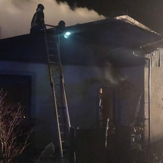 In fiamme il tetto di una casa a Mergozzo