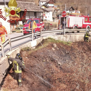 Vanzone, intervento dei Vigili del fuoco per un incendio sterpaglie