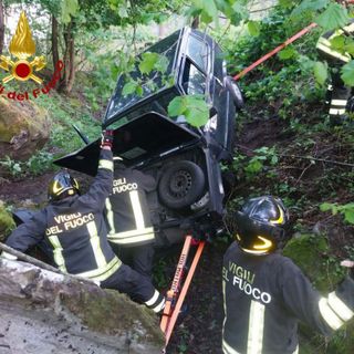 Auto fuori strada a Varzo, conducente estratto dai vigili del fuoco