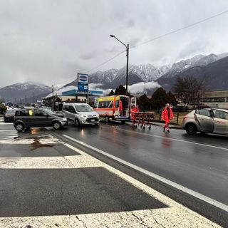 Scontro tra due auto al Villaggio Sisma FOTO