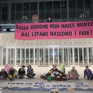 &quot;Siamo ancora nella merda&quot;: scaricati quintali di letame davanti al grattacielo della Regione