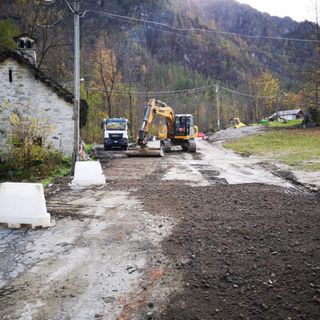 Al lavoro per migliorare la strada vecchia che porta al lago di Antrona