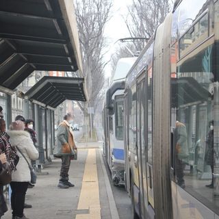 Covid, stop alle mascherine sui mezzi pubblici: proroga di un mese nelle strutture sanitarie