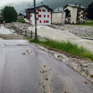 Senso unico alternato nel centro di Macugnaga per ripristinare la strada
