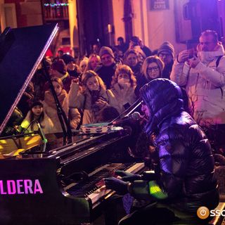 Un successo la prima giornata dei Mercatini di Natale. Piazza della Chiesa gremita per l'esibizione di Alberto Fortis. FOTO