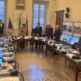 Consiglio comunale, omaggio a Umberto Bossi: un minuto di silenzio apre la seduta
