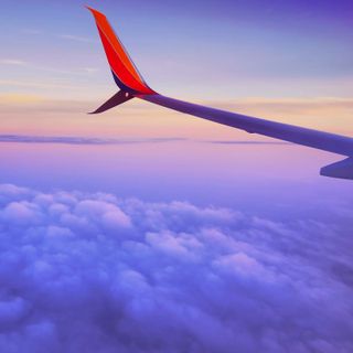 Cattive abitudini in aereo: queste le meno sopportate dai passeggeri