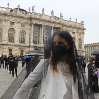 Matrimonio &quot;a lutto&quot; davanti alla Regione: &quot;Dateci una data per ripartire&quot;. VIDEO