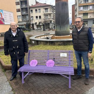 Inaugurate due panchine lilla, simbolo di sensibilizzazione contro i disturbi alimentari FOTO