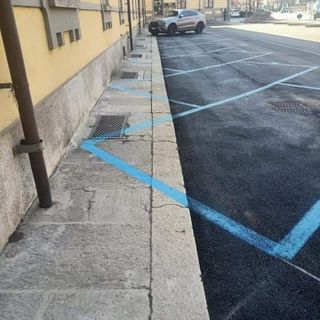 Fanno discutere i parcheggi a lisca di pesce in stazione, ma dal Comune precisano: &quot;Soluzione temporanea&quot;