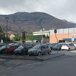 Domodossola, due giorni di divieto di sosta nel parcheggio del supermercato Tigros