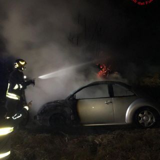 Auto in fiamme sulla strada che porta in Valle Anzasca