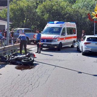 Scontro tra un'auto e una moto, motociclista finisce in un campo