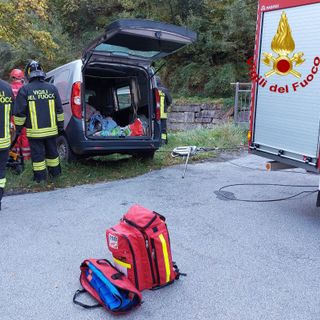 Scende dall'auto ma rimane incastrato con il piede e finisce contro una casa