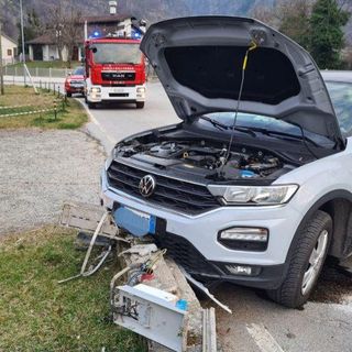 Incidente a Beura, auto esce di strada e danneggia una cabina Enel