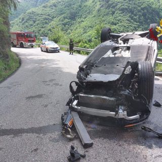 Incidente stradale in Valle Anzasca: auto si ribalta, conducente illeso