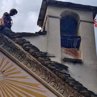 Torre del campanile della chiesa di Santa Marta a Vogogna danneggiata da un fulmine