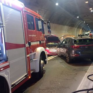 Scontro fra due auto nella galleria Montecrevola