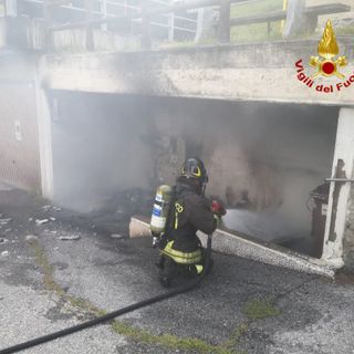 In fiamme i cassonetti dei rifiuti a Vagna, danni ad una centralina elettrica