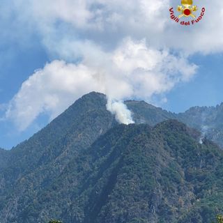 Proseguite per tutta la giornata le operazioni di spegnimento all'incendio tra Cosasca e Beura