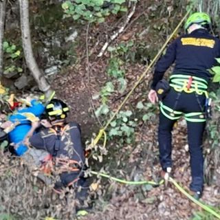 Due fungiatt lombardi soccorsi nei boschi sopra la ferrovia a Coimo