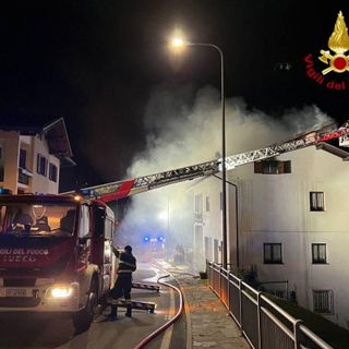 Tetto in fiamme a Baceno, l'autoscala è dovuta intervenire da Verbania   FOTO