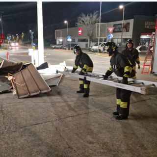 Notte di lavoro per i Vigili del fuoco a causa del forte vento FOTO