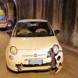 Giovane va sbattere con la sua 500 in galleria a Macugnaga