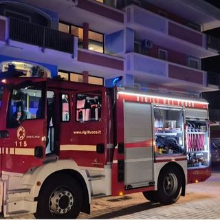Ha un malore mentre cucina e l'appartamento viene invaso dal fumo, donna soccorsa e condominio evacuato