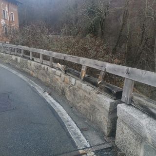 Ponte di Ribellasca, verranno sostituite le barriere in legno danneggiate