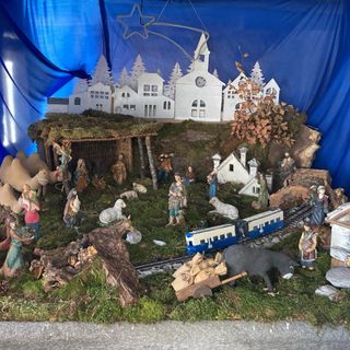 Coimo si veste a festa con gli originali presepi FOTO