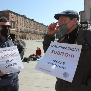 Sit in dei Radicali a Torino: “Subito vaccini nelle carceri piemontesi” VIDEO