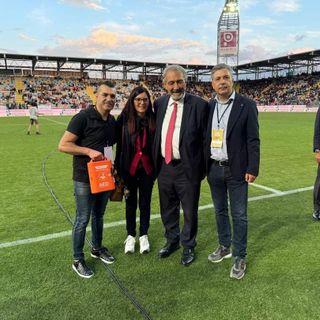 Il Cantante della Solidarietà dona un defibrillatore alla Nazionale Attori e Personaggi FOTO